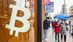 Logo Bitcoin phía trước sàn giao dịch tiền mã hóa BitBase ở Madrid, Tây Ban Nha, thứ Năm ngày 17 tháng 3 năm 2022 (ảnh Bloomberg)