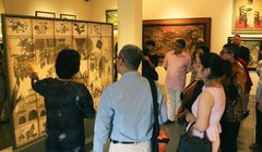 Các quan khách nghe giới thiệu các tác phẩm tại Bảo tàng Mỹ thuật Việt Nam 