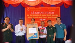 Đại diện Trung tâm Ký ức người kính, Ban liên lạc Hội cựu chiến binh quân tình nguyện Việt Nam tại Lào và chính quyền xã Phượng Vỹ trao nhà tình nghĩa cho ông Nguyễn Kim Thoa