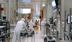 Công nhân tại nhà máy sản xuất chip của công ty SkyWater Technology ở Bloomington, Minnesota, Mỹ (ảnh: Reuters)