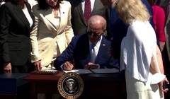 Tổng thống Joe Biden ký ban hành đạo luật thúc đẩy ngành sản xuất chip của Hoa Kỳ