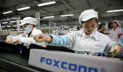 Công nhân tại một dây chuyền lắp ráp của Foxconn