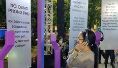 Một độc giả trải nghiệm sách nói (ảnh: SGGP)