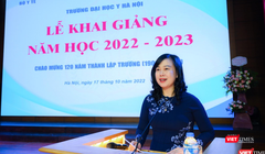 Q. Bộ trưởng Đào Hồng Lan chúc mừng thầy và trò Trường Đại học Y Hà Nội bước vào năm học mới