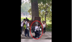 Học sinh trường THCS Hoàn Kiếm giúp đỡ người gà, người khuyết tật đi ngắm cảnh hồ Gươm.