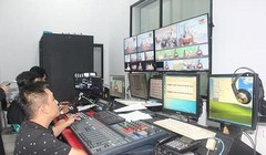 Bộ phận hậu kỳ làm việc tại phim trường Đài PT-TH Đồng Nai (ảnh: báo Đồng Nai)