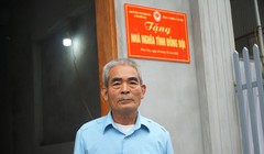 Cựu chiến binh Đỗ Thế Mạnh đứng trước cửa ngôi nhà nghĩa tình đồng đội mà ông được trao tặng