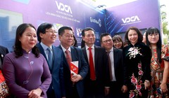 Lãnh đạo nhà nước thăm gian trưng bày của Chi hội nhà báo Hội Truyền thông số Việt Nam sáng 17/3