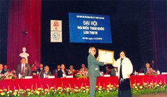 Phó Chủ tịch nước Nguyễn Thị Bình trao tặng Huân chương Độc lập hạng Nhất cho Liên hiệp Hội Việt Nam