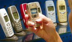 Điện thoại cục gạch vẫn chưa hết thời (ảnh CNBC)