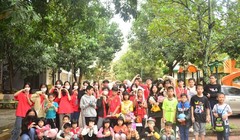 BTC dự án Scribbles cùng các em nhỏ tại Trung tâm bảo trợ Xã hội III chụp ảnh lưu niệm 