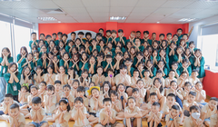 BTC và các em nhỏ chụp ảnh kỷ yếu