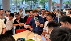 Một nhân viên giới thiệu điện thoại thông minh Huawei Mate 60 tới khách hàng tại cửa hàng của Huawei ở Thâm Quyến (ảnh: Reuters)