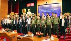 Bộ trưởng Bộ Công an Tô Lâm và Bộ trưởng Bộ Thông tin và Truyền thông Nguyễn Mạnh Hùng chụp ảnh lưu niệm với đại diện các đơn vị tham gia Hiệp hội An ninh mạng quốc gia