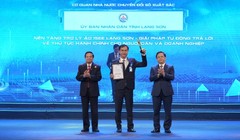 Đại diện UBND tỉnh Lạng Sơn nhận Giải thưởng Chuyển đổi số Việt Nam 2023
