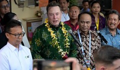 Tỉ phú Elon Musk (thứ 2 từ trái sang) đứng cạnh Bộ trưởng Y tế Indonesia Budi Gunadi Sadikin (trái) trong buổi lễ khánh thành dịch vụ Internet vệ tinh Starlink ở Bali, Indonesia vào ngày 19/5 (Ảnh: AFP)