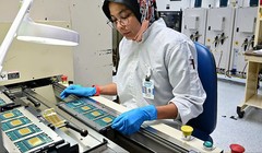 Công nhân kiểm thử chip tại nhà máy của Intel ở Malaysia 