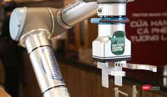 Robot tự pha cà phê, mang đồ uống, viết thư pháp, chụp ảnh cho khách ở Hà Nội