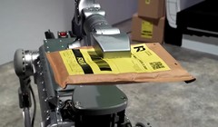 Robot giao hàng (ảnh cắt từ clip)