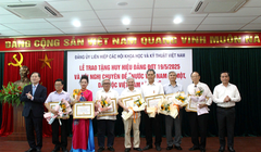TSKH. Phan Xuân Dũng – Bí thư Đảng ủy, Chủ tịch Liên hiệp Hội Việt Nam (ngoài cùng bên trái) và PGS.TS Phạm Ngọc Linh – Phó Bí thư thường trực, Phó Chủ tịch Liên hiệp Hội Việt Nam (ngoài cùng bên phải) trao huy hiệu cho các đảng viên.