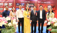 Đại tướng Phan Văn Giang - Bộ trưởng Bộ Quốc phòng thăm gian trưng bày của Hội Truyền thông số Việt Nam.