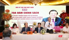Các chuyên gia lão thành chia sẻ ý kiến tại tọa đàm về phát triển kinh tế tư nhân