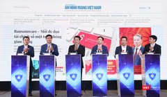 Bộ trưởng Bộ Công an Lương Tam Quang cùng lãnh đạo Hiệp hội An ninh mạng quốc gia, lãnh đạo Cục Báo chí nhấn nút khai trương Tạp chí An ninh mạng Việt Nam
