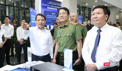 Đại tướng Lương Tam Quang, Bộ trưởng Bộ Công an tham quan các gian triển lãm công nghệ an ninh mạng tại sự kiện Ngày An ninh mạng Việt Nam 6/8.