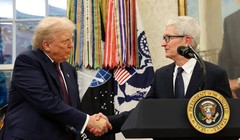 Tổng thống Donald Trump và CEO Apple Tim Cook. Ảnh: Reuters