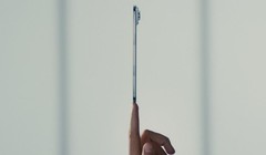 iPhone Air có kích thước siêu mỏng. Ảnh: The Verge