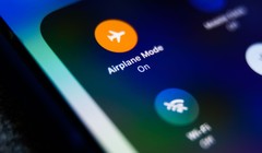 Chế độ máy bay trên điện thoại. Ảnh: Wired