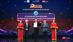 Ông Lê Quốc Minh, Ủy viên Trung ương Đảng, Phó trưởng ban Tuyên giáo và Dân vận Trung ương, Tổng biên tập báo Nhân Dân, Chủ tịch Hội nhà báo Việt Nam và TS Nguyễn Quân, nguyên Bộ trưởng Bộ Khoa học và Công nghệ trao cúp và chứng nhận vinh danh đơn vị đạt Giải thưởng Chuyển đổi số Việt Nam 2024.