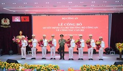 Bộ trưởng Lương Tam Quang trao quyết định tuyển chọn biên chế và phong cấp bậc hàm sĩ quan cho 8 lãnh đạo chủ chốt của MobiFone. Ảnh: Bộ Công an