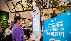 Một khách hàng đang sử dụng giải pháp chi trả nhận diện khuôn mặt "Smile to Pay" tại một cửa hàng KFC ở Hằng Châu, Trung Quốc (ảnh: Business Insider)