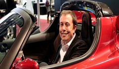 Tỷ phú Elon Musk trong chiếc xe Tesla Roadster màu Cherry của mình (Ảnh Reuters)