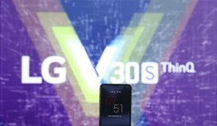 LG trình làng mẫu smartphone V30S ThinQ tại MWC 2018 (Ảnh Reuters)