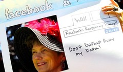 Một người phụ nữ biểu tình chống lại Facebook (Ảnh Getty)