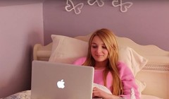 Hiện nay hầu như không mấy đứa trẻ thuộc thế hệ Z xem ti vi truyền thống (Ảnh YouTube)