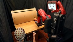 Một hệ thống do trường MIT phát triển cho phép con người điều khiển robot bằng cách sử dụng các cử chỉ và sóng não của chúng ta (Ảnh MIT CSAIL)