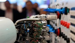 Cánh tay của con robot AILA (con robot hoạt động bằng trí tuệ nhân tạo) đang thao tác trên một bảng mạch tại hội chợ máy tính CeBit tháng 3/2013 (Ảnh Reuters)