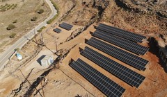 Một hòn đảo nhỏ của Hy Lạp có tên là Tilos sẽ sớm trở thành hòn đảo đầu tiên ở Địa Trung Hải hoàn toàn chỉ sử dụng năng lượng gió và năng lượng mặt trời (Ảnh Associated Press)