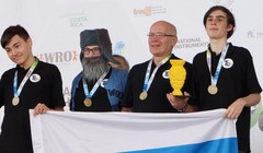 Từ trái qua phải: Maksim Mikhailov và đồng đội của cậu: Daniil Nechaev, Igor Lositsky và Gleb Zagarskikh khi nhóm này được trao huy chương vàng tại hội thi World Robot Olympiad 2017 (Ảnh Đại học ITMO)