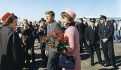 Tổng thống John F. Kennedy và phu nhân Jacqueline Kennedy đến Dallas, Texas ngày 22/11/1963 (Ảnh Wikimedia Commons)