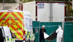 Cảnh sát đang điều tra vụ 39 thi thể được phát hiện trong một chiếc xe tải ở Essex (Ảnh: Reuters)