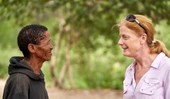 Nhà nghiên cứu Vanessa Hayes trò chuyện với tộc trưởng (Ảnh: Reuters)