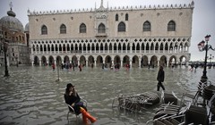 Thành phố nổi trên mặt nước giờ đang chìm trong nước (Ảnh: AP)