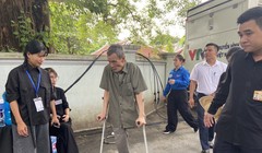 Cựu chiến binh mất 1 chân quyết tâm chống nạng tới viếng Tổng Bí thư Nguyễn Phú Trọng