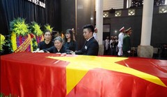 Lễ viếng Tổng Bí thư Nguyễn Phú Trọng: Cô giáo nghẹn ngào tiễn biệt học trò ưu tú