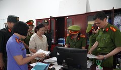 Cơ quan điều tra thực hiện khám xét đối với bị can Hương.