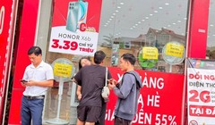 Hiện trường sập cầu Phong Châu: Nhiều người mong ngóng, tìm thân nhân gặp nạn